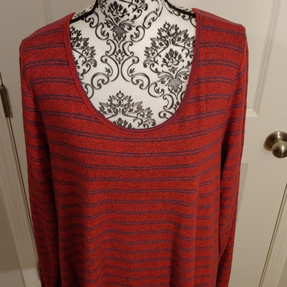Lularoe Sweater Material Lynnae - Picture 2 of 6